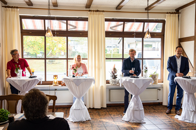 v. l. n. r.: Manuel Andrack (Wanderexperte), Natascha Kemp-​Dornseifer (Moderatorin), Dr. Dirk Günnewig (Verkehrsministerium NRW), Peter Weber (Bürgermeister Olpe) bei einer Diskussionsrunde zum NRW Wanderbahnhof 2020
