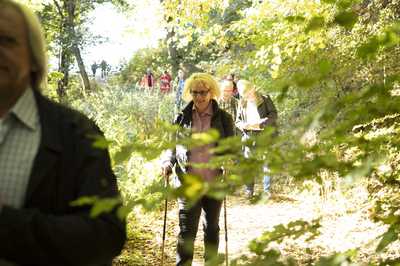 Wander-Bf_2018_Galerie_7_Foto-Emanuel_Bloedt.JPG Teilnehmer*innen bei der Wanderung zur Prämierung des Wanderbahnhof 2018 durch die Natur um Winterberg.