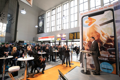 Berthold Huber, Vorstand DB-​Personenverkehr, am Podium vor Publikum.