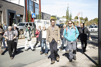 Wander-Bf_2018_Galerie_6_Foto-Emanuel_Bloedt.JPG Verkehrsminister Wüst und Manuel Andrack mit anderen Teilnehmer*innen beim Start Wanderung im Rahmen der Prämierung des Wanderbahnhofs NRW 2018 in Winterberg