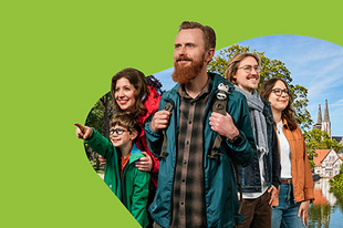 Zu sehen ist das Kampagnenvisual von NRW Entdecken 2026 mit mehren Menschen in Wanderklamotten drauf. 