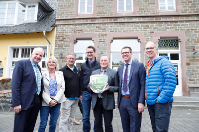Verkehsminister Hendrik Wüst, Aktionspate Manuel, Oberbürgermeister Jörg Weigt und andere Verantwortliche bei der Verleihung der Plakette zum NRW-Wanderbahnhof 2019 in Overath