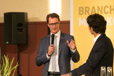 NRW-Verkehrsminister Hendrik Wüst redet auf der Auftaktveranstaltung zur Agenda Bahnen NRW in ein Mikrofon.