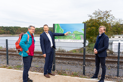 v. l. n. r.: Manuel Andrack (Wanderexperte), Peter Weber (Bürgermeister Olpe), Dr. Dirk Günnewig (Verkehrsministerium NRW) an einer Hinweistafel am Bigge- und Listersee
