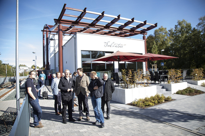 Wander-Bf_2018_Galerie_4_Foto-Emanuel_Bloedt.JPG Verkehrsminister Hendrik Wüst, Bürgermeister Werner Eickler, Thomas Ressel und andere Menschen bei einem Rundgang durch das Gebäude und über das Bahnhofsgelände in Winterberg.