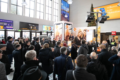 Foto der Zuschauermenge bei der Pressekonferenz im Düsseldorfer Hauptbahnhof zur Vorstellung der mobil.nrw App.